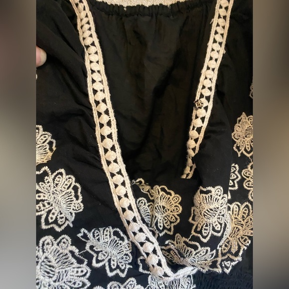 Large black shirred scrunch hem floral lace top - Picture 3 of 4